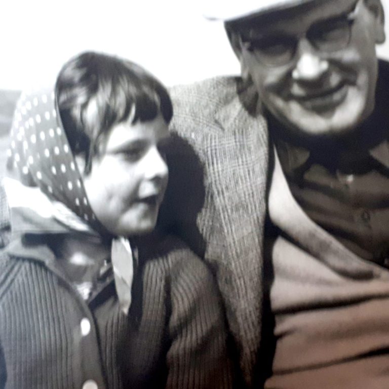 Tochter mit Vater, dem Inseltierarzt Dr. Julius Polth Aufgewachsen auf der Norseeinsel mitten im Wattenmeer.